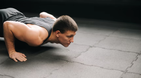 Flexão de braço ajuda a ganhar massa muscular? Confira exercícios incríveis que não precisam de aparelhos de academia
