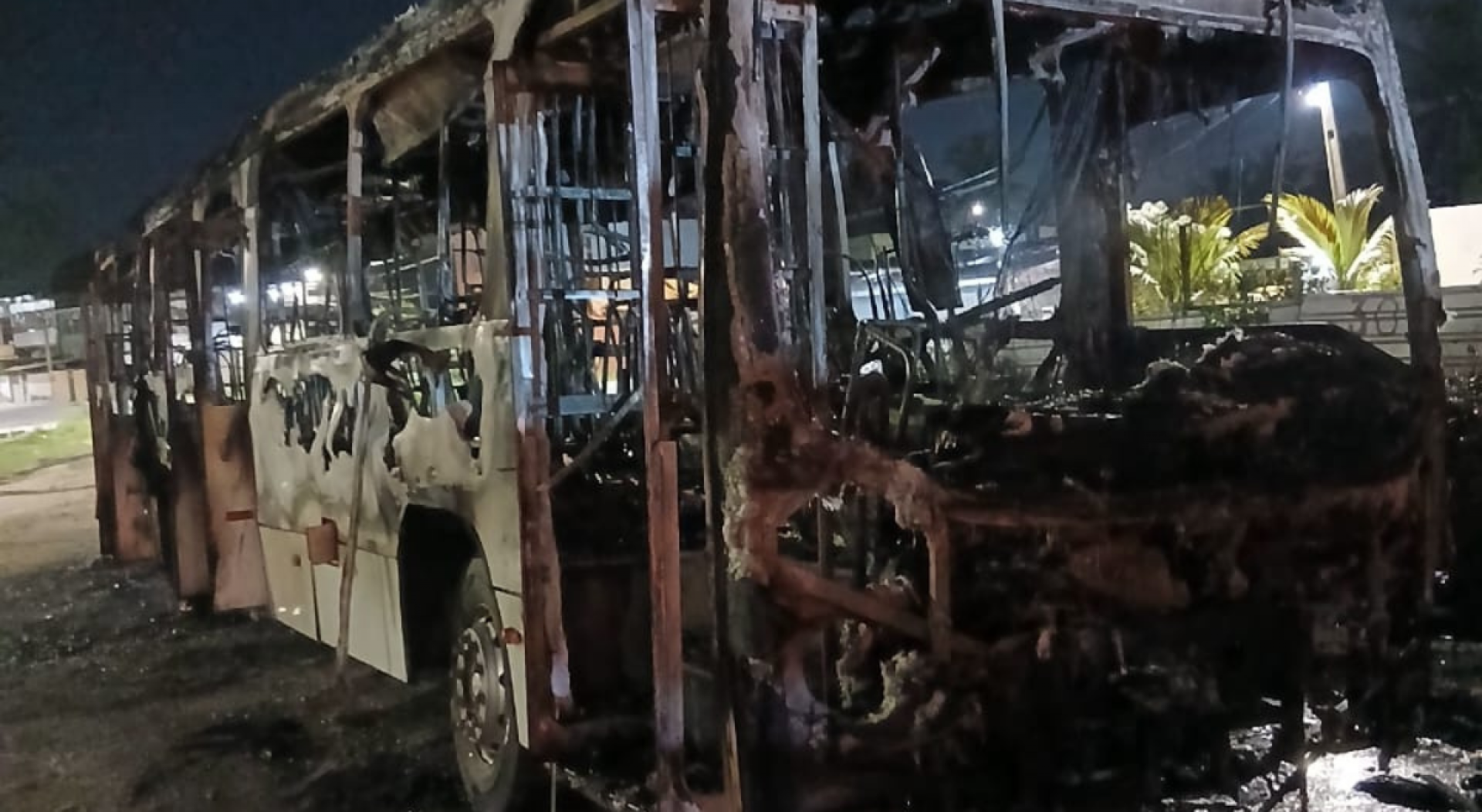 O ônibus ficou completamente destruído 