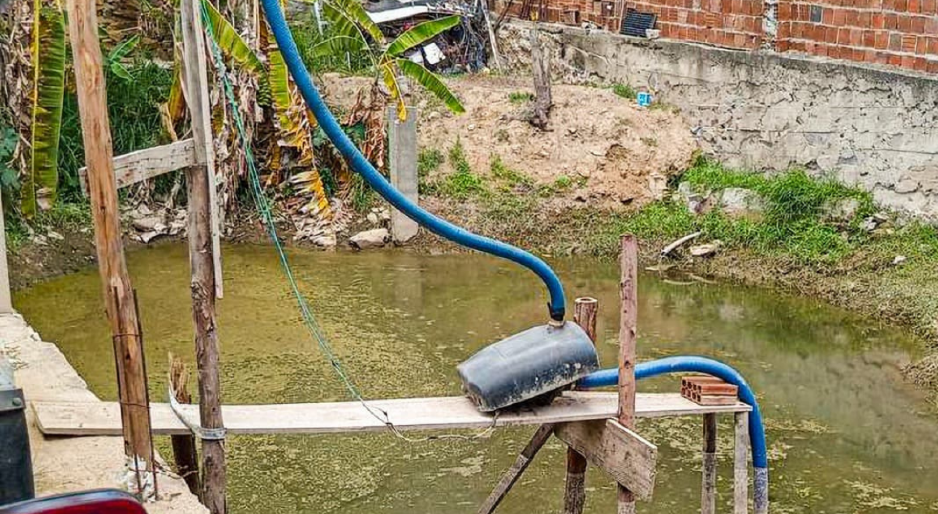 Foram encontradas motobombas de alta potência que eram utilizadas para desviar cerca de 1 milhão de litros de água por mês