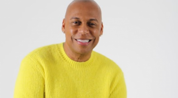 Délcio Luiz se apresenta na Zona Norte do Recife com show repleto de sucessos