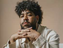 Ivyson celebra seis anos de carreira artística com show no Recife, sua terra natal