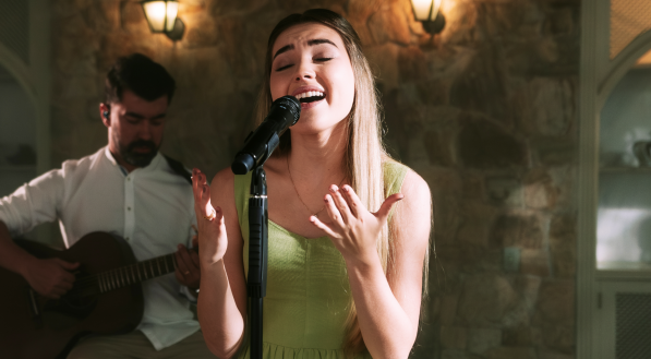 Esther Durán inicia promissora carreira na música gospel