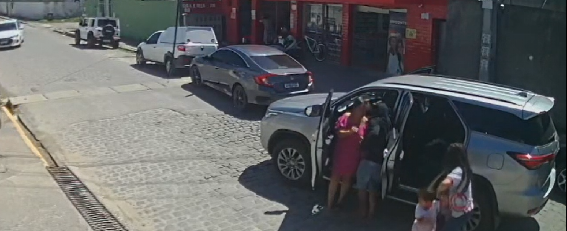 Os dois suspeitos chegam armados e rendem a família