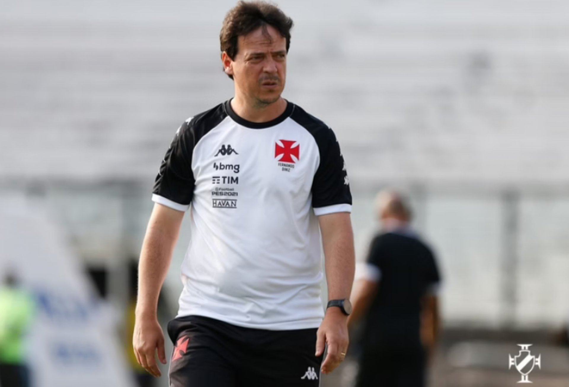 Na noite de terça-feira, o técnico Fernando Diniz fez sua estreia à frente do Vasco em um momento delicado da temporada. A derrota por 1 a 0 para o Lanús, fora de casa, marcou o início de seu trabalho e, embora o resultado não tenha sido positivo, o treinador apontou aspectos encorajadores na atuação da [&amp;#8230;]