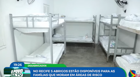 Famílias que moram em áreas de risco buscam abrigos emergenciais no Recife