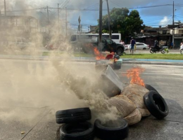 Família de jovem que morreu após parto protesta em frente a hospital no Grande Recife