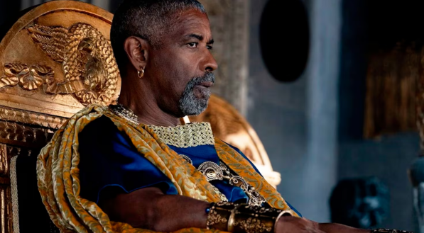 Emocionado, Denzel Washington é surpreendido em Cannes ao levar Palma de Ouro honorária