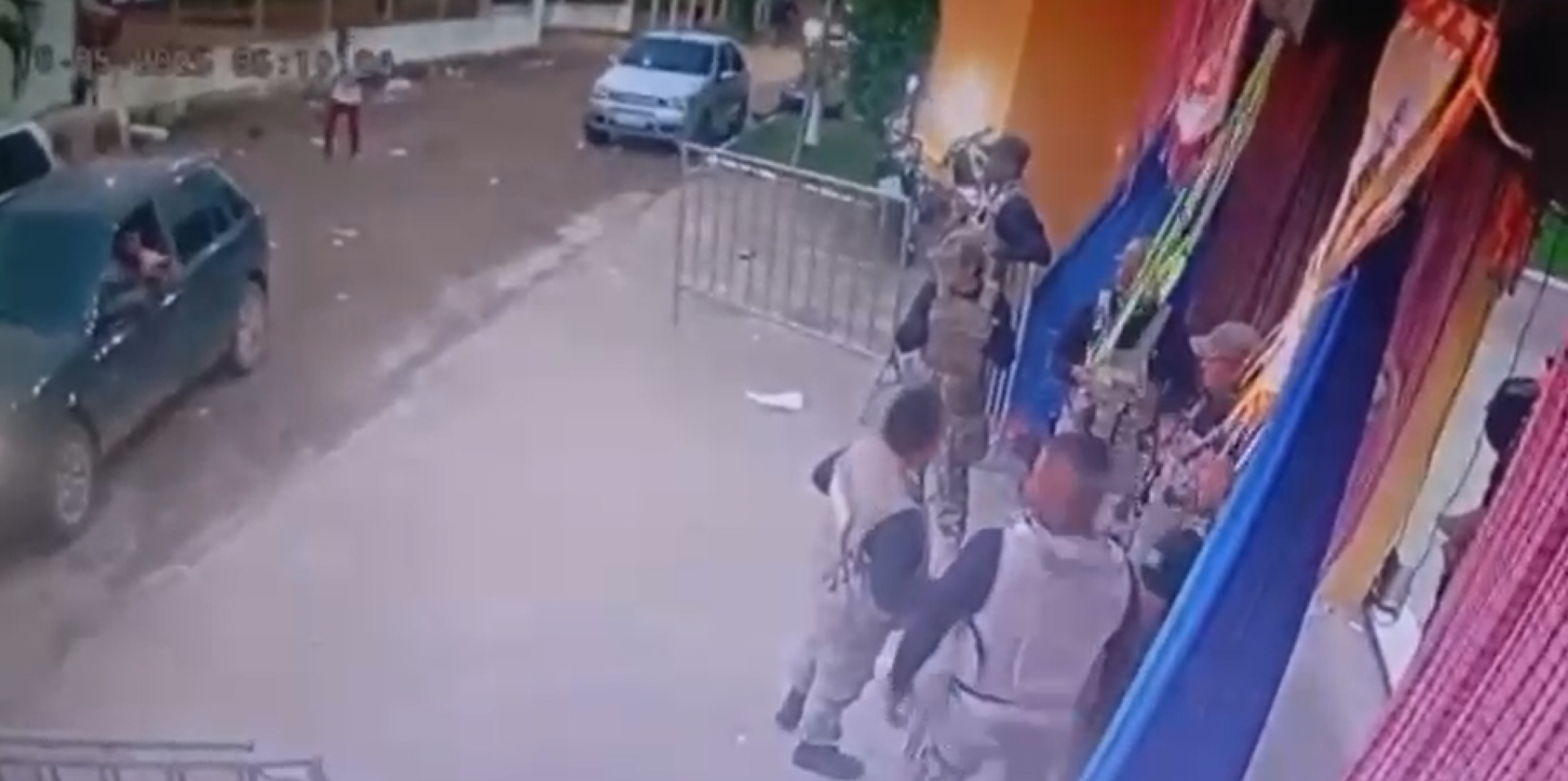Nas imagens do circuito é possível ver o momento em que o homem chega e efetua os disparos