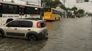 Avenida Mascarenhas de Moraes, no bairro da Imbiribeira está com diversos pontos de alagamento