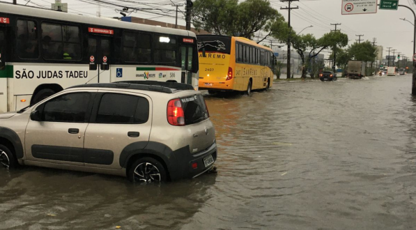 Avenida Mascarenhas de Moraes, no bairro da Imbiribeira está com diversos pontos de alagamento