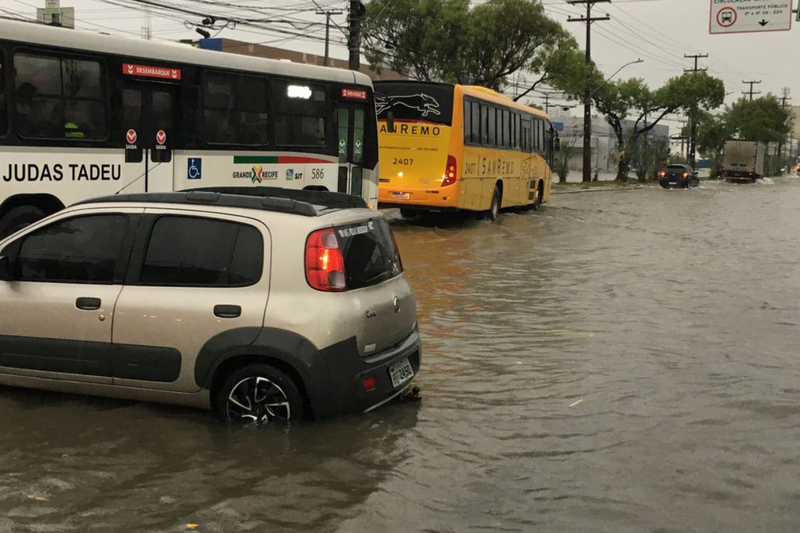 Avenida Mascarenhas de Moraes, no bairro da Imbiribeira, est&aacute; com diversos pontos de alagamento