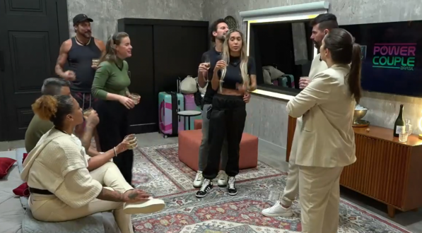 Power Couple: Carol ironiza saída de Gretchen e diz que vaga foi desperdiçada no reality