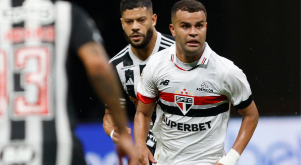 Volante do Tricolor foi expulso no primeiro tempo do duelo contra o Libertad-PAR, pela penúltima rodada da fase de grupos do torneio.
