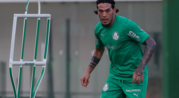 Dupla do Verdão recebeu o terceiro cartão amarelo no duelo contra o Flamengo, no último domingo, pelo Campeonato Brasileiro.