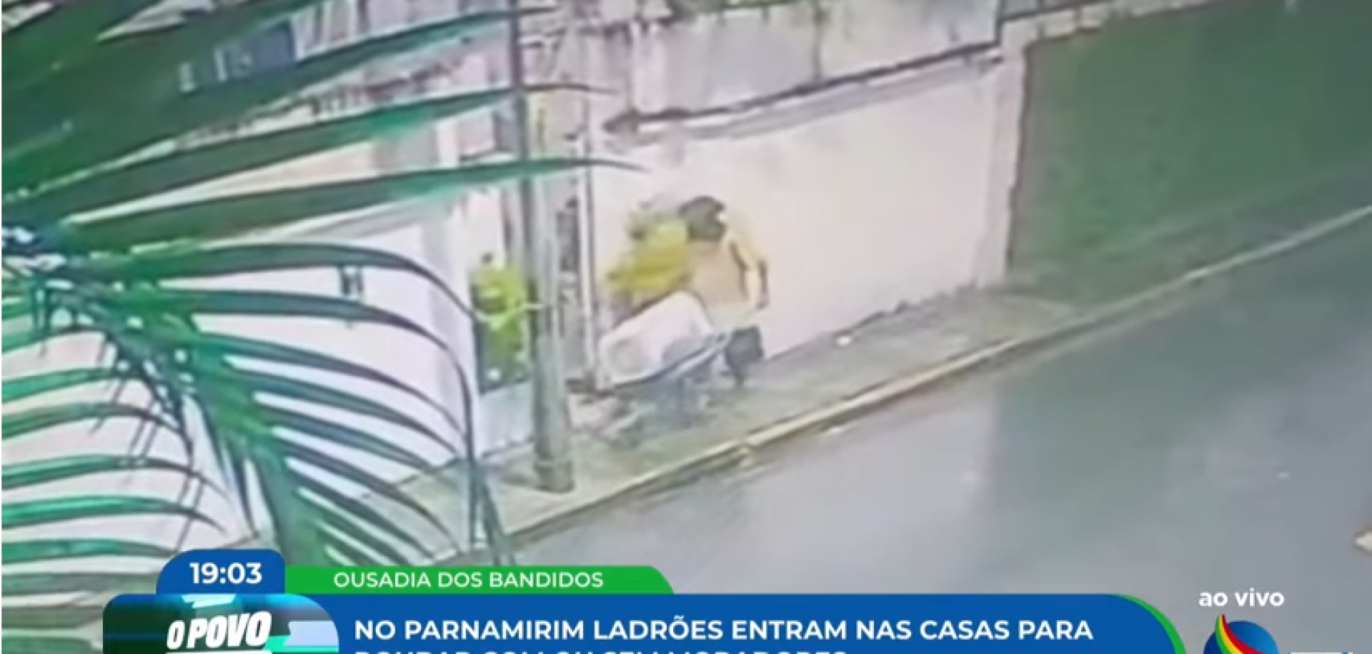 Imagem de criminoso com carro de mão após furtar residência no Parnamirim