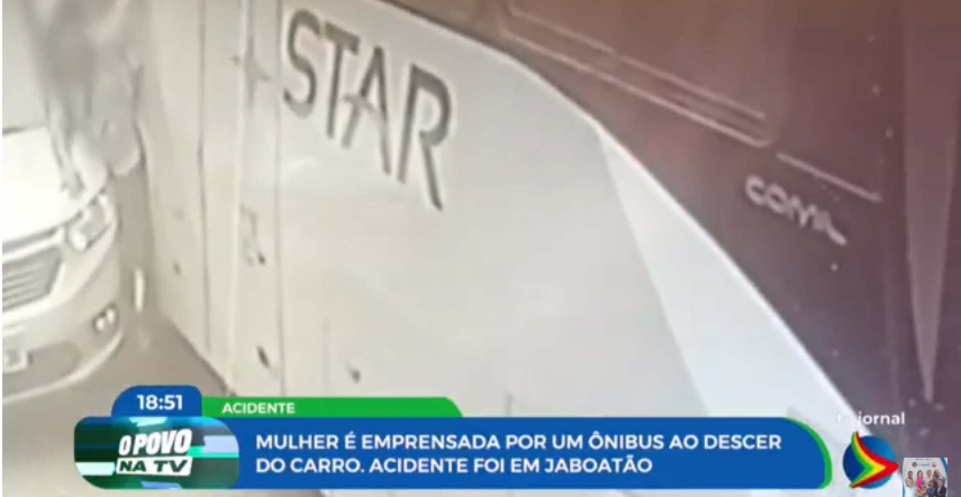 Mulher é imprensada por ônibus