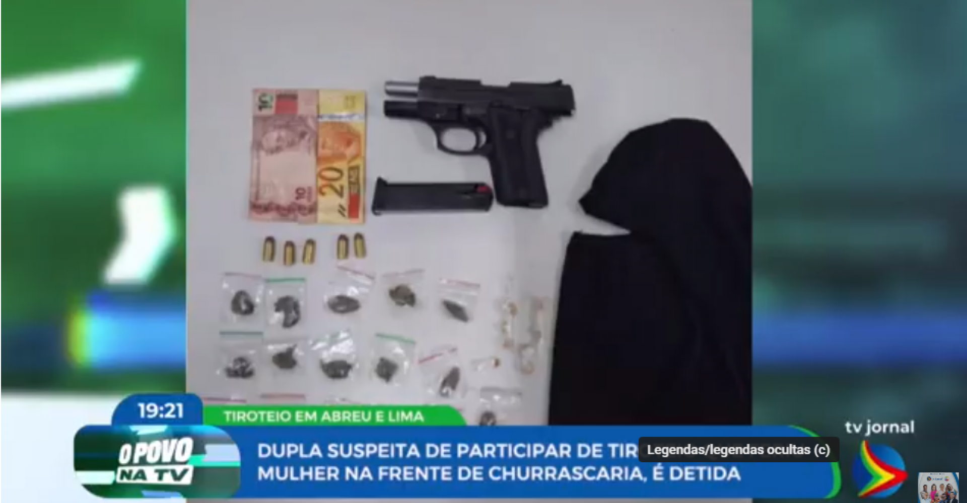 Imagem de elementos encontrados com homem e adolescente suspeitos de tiroteio em Abreu e Lima