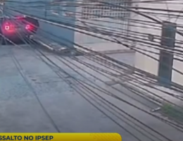 VÍDEO: Dois homens em um carro roubam mulher na Zona Sul do Recife