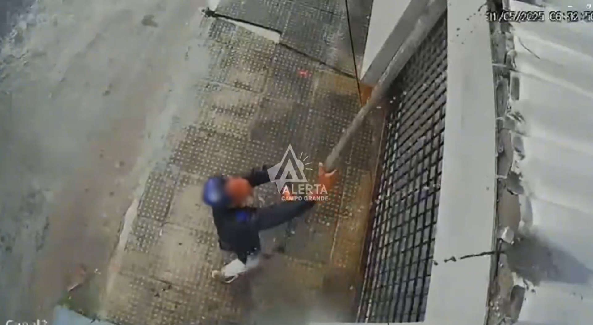 Moradores tiveram a calha furtada no último fim de semana