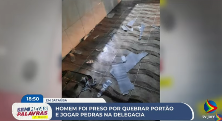 Imagem de materiais depredados pelo homem na delegacia