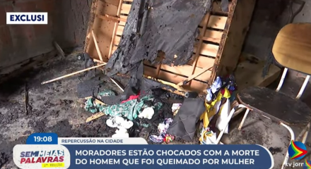 Imagem de cama e outros objetos queimados após mulher atear fogo na casa com marido dormindo, em Canhotinho