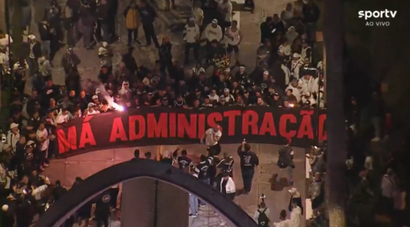 A sede social e administrativa do Corinthians foi palco de invasão de torcedores do clube nesta terça-feira (3). Integrantes da principal organizada do clube invadiram o local no momento que o clube passa por problemas políticos e financeiros. As torcidas Camisa 12, Gavioes da Fiel, Estopim da Fiel, Coringão, e Fiel Macabra, emitiram um comunicado [&amp;#8230;]