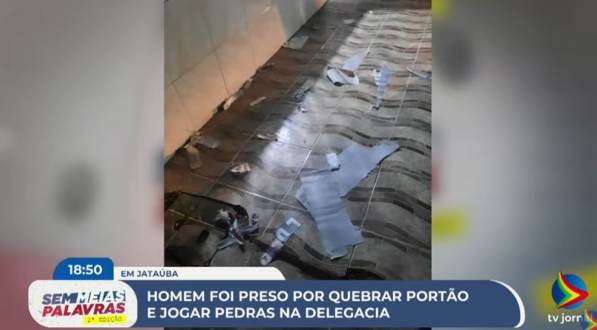 Imagem de materiais depredados pelo homem na delegacia