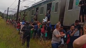 Diversas pessoas saltaram dos vagões. Passageiros registraram o momento nas redes sociais
