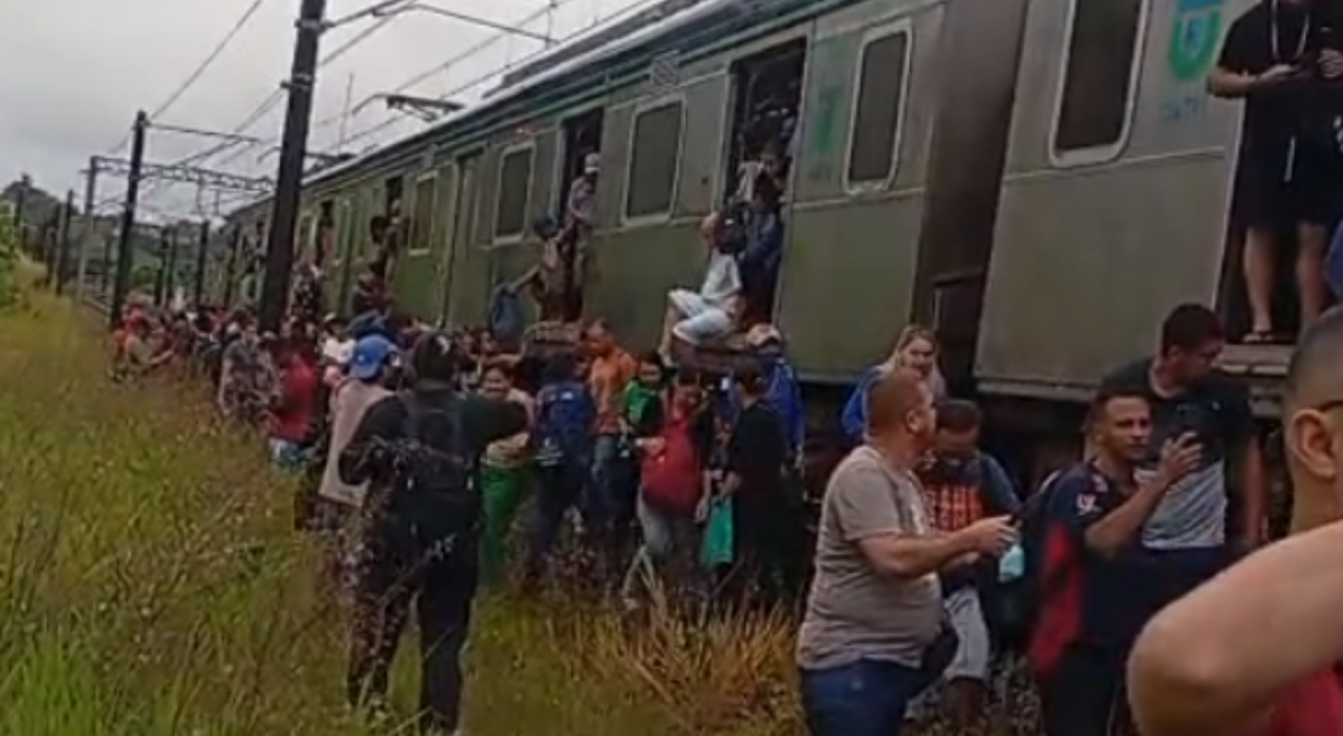 Metrô quebra mais uma vez e passageiros seguem caminho andando pelos trilhos