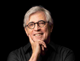 Ivan Lins celebra 80 anos com turnê que chega ao Teatro Guararapes dia 23 de agosto
