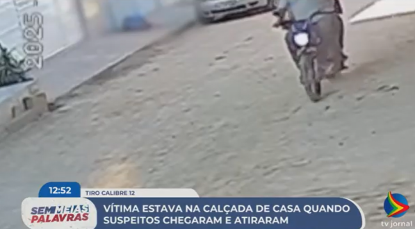 Imagem de vítima caída enquanto suspeitos fogem