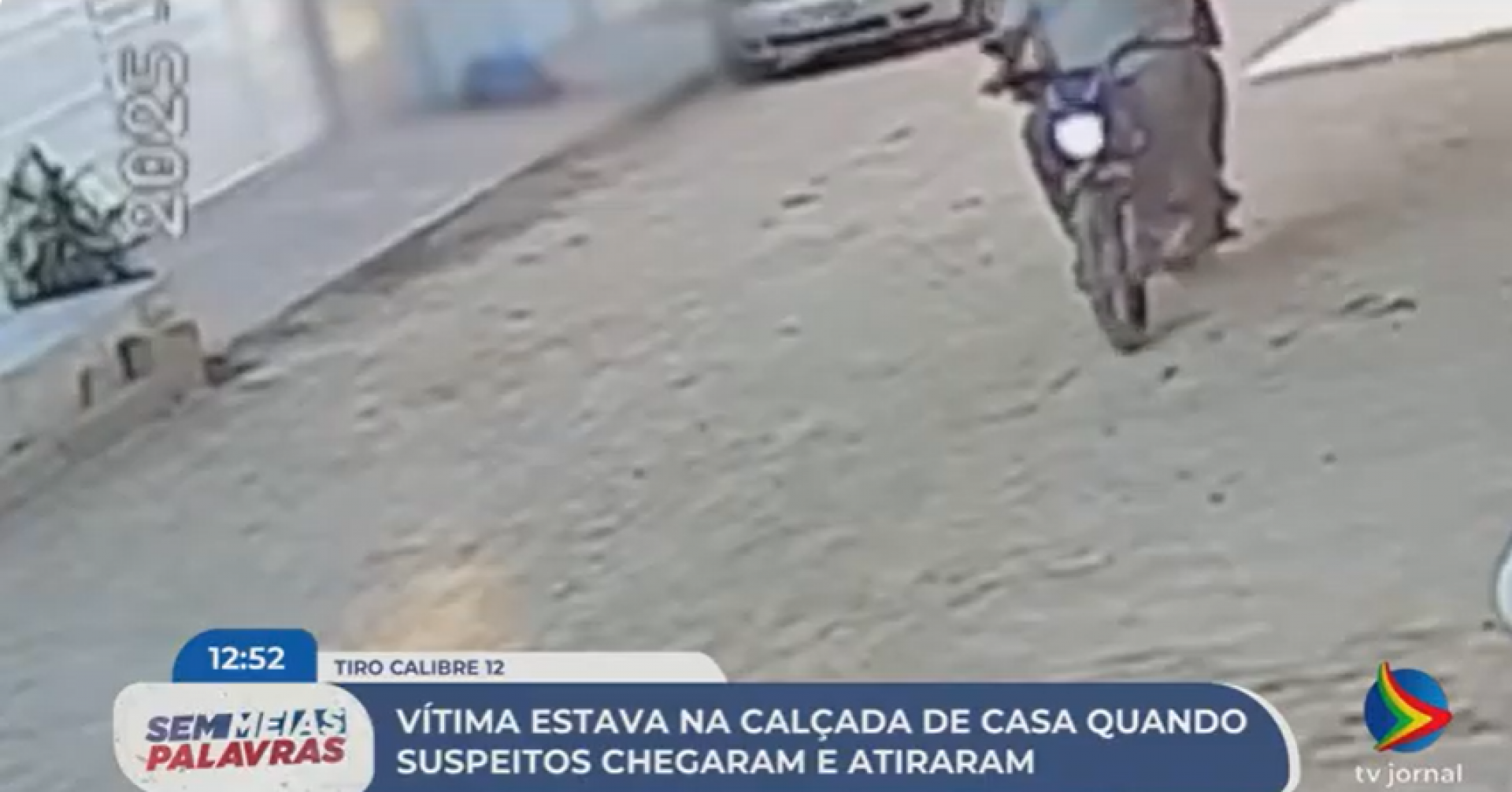 Imagem de vítima caída enquanto suspeitos fogem