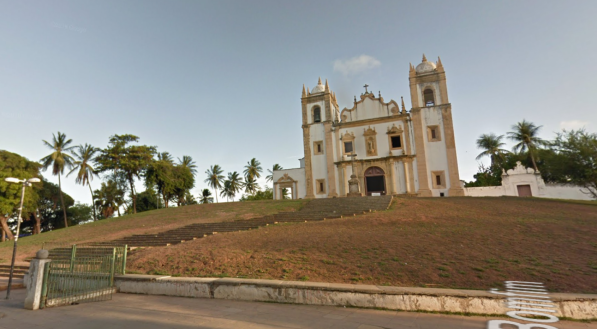 Cadela morreu eletrocutada na Praça do Carmo, em Olinda, na tarde do último domingo (8)