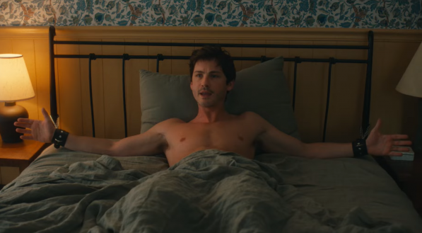 Logan Lerman é acorrentado na cama em nova comédia romântica