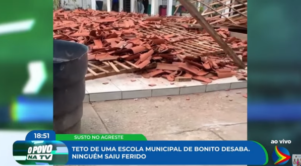 Imagem de escombros após a queda do teto em uma escola municipal de Bonito