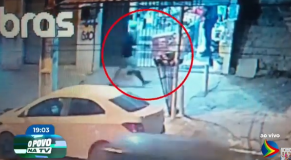 Imagem de homem entrando em mercadinho para realizar assalto em Moreno