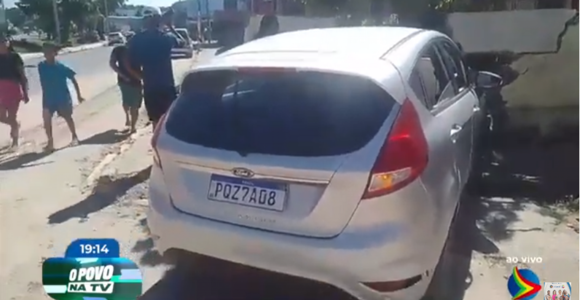 Imagem de carro após colisão com depósito nos Bultrins