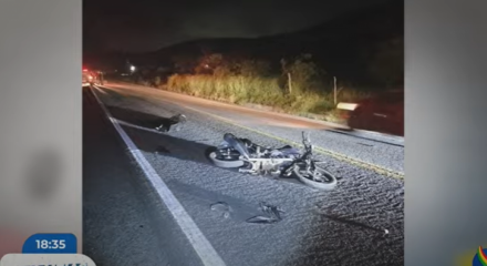 Imagem de moto da vítima na Br-104, em Agrestina
