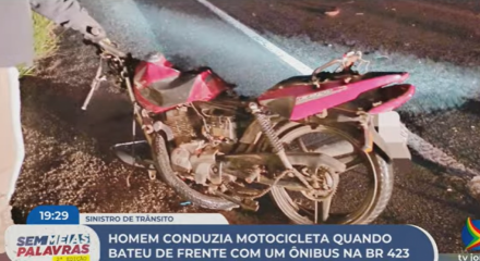 Imagem de moto após acidente em Paranatama