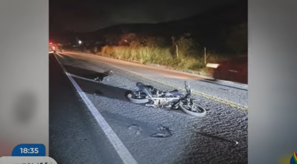 Imagem de moto da vítima na Br-104, em Agrestina