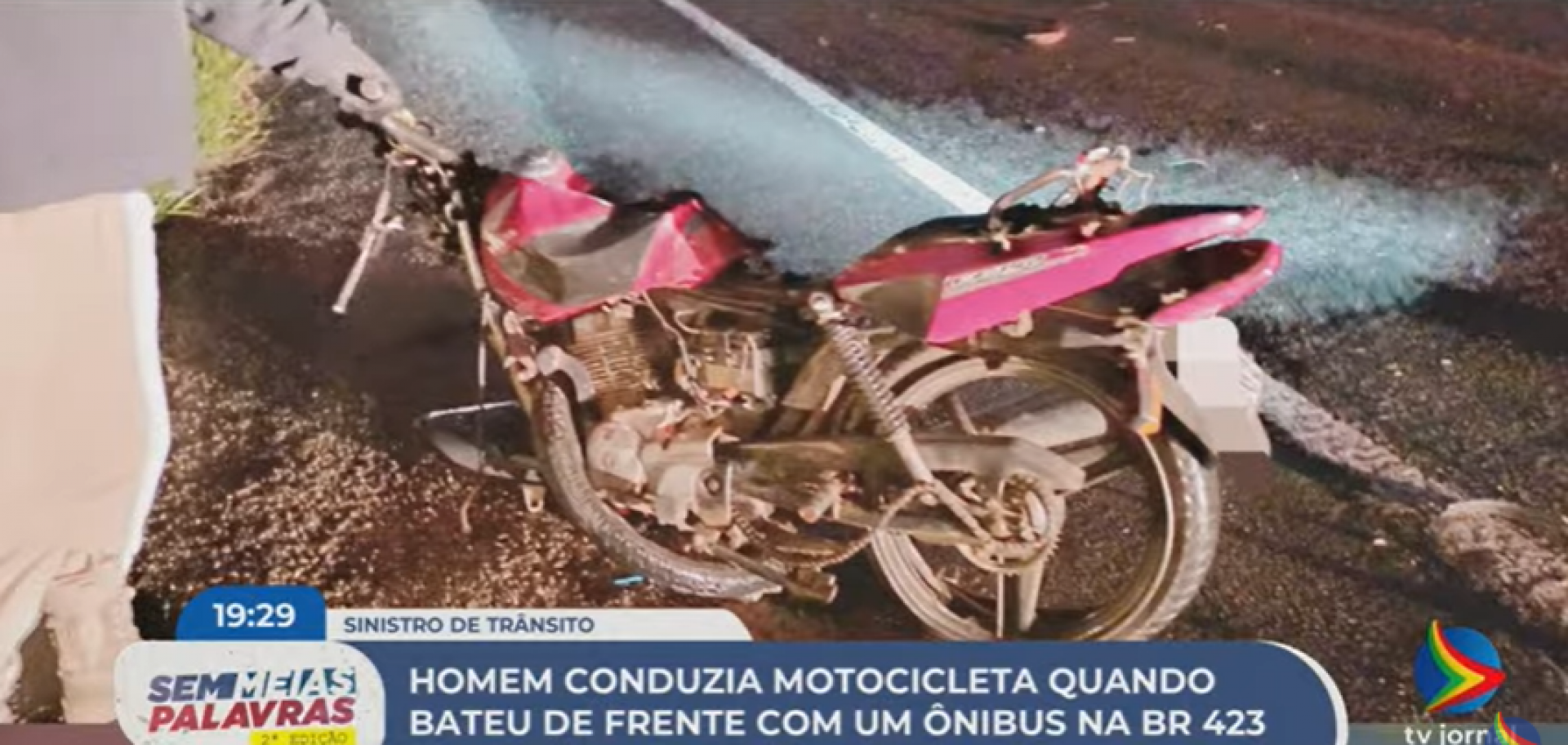 Imagem de moto após acidente em Paranatama