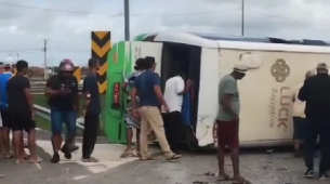 Registro de vídeo amador mostra sinistro de trânsito envolvendo ônibus em Ipojuca, no Litoral Sul de Pernambuco