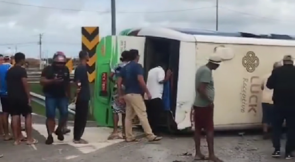 Registro de vídeo amador mostra sinistro de trânsito envolvendo ônibus em Ipojuca, no Litoral Sul de Pernambuco
