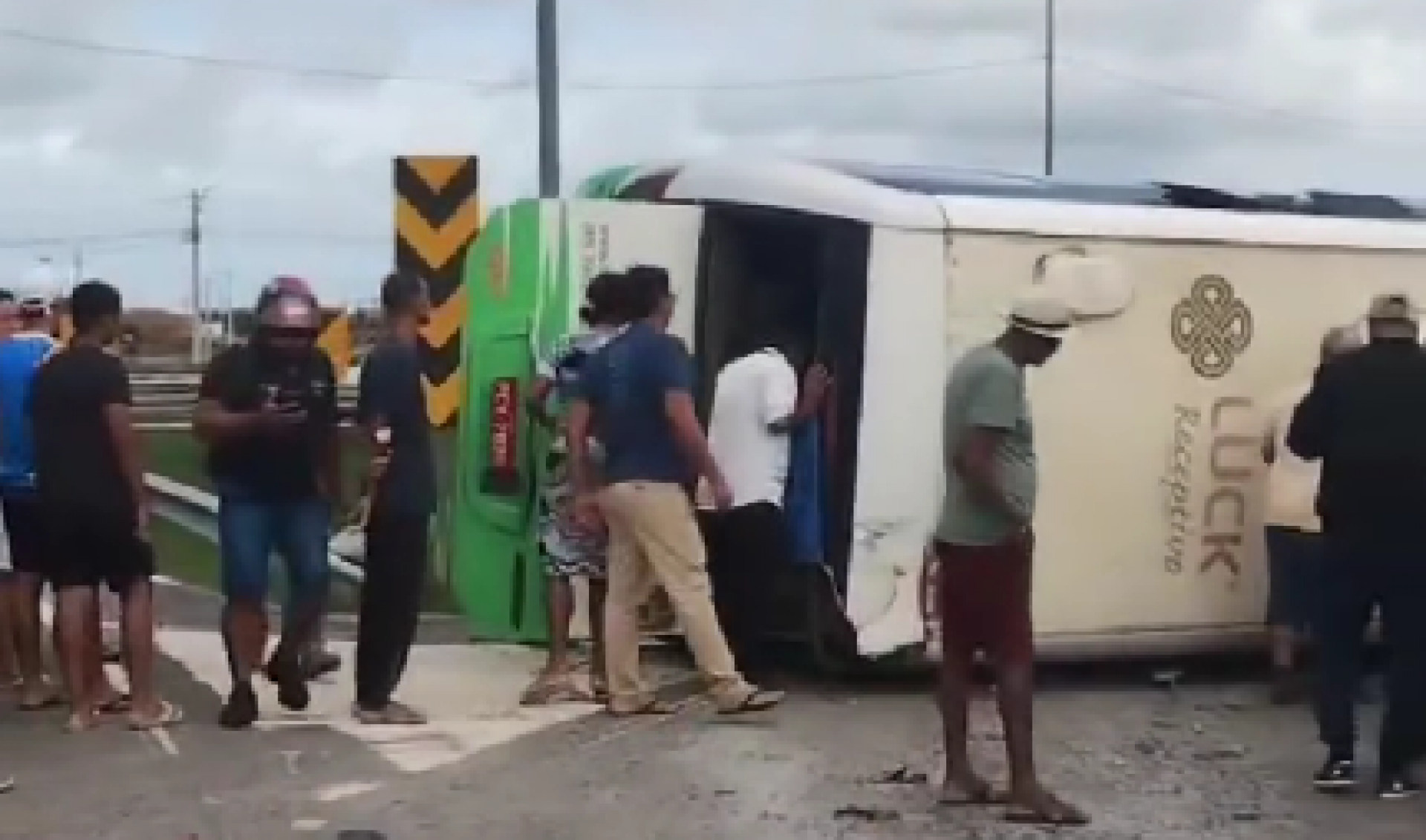 Ônibus de turismo tomba na PE-09, em Ipojuca, e deixa feridos