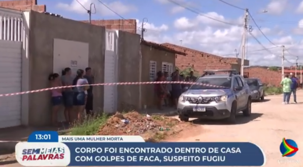 Imagem de entrada da casa da vítima, com viatura policial na frente