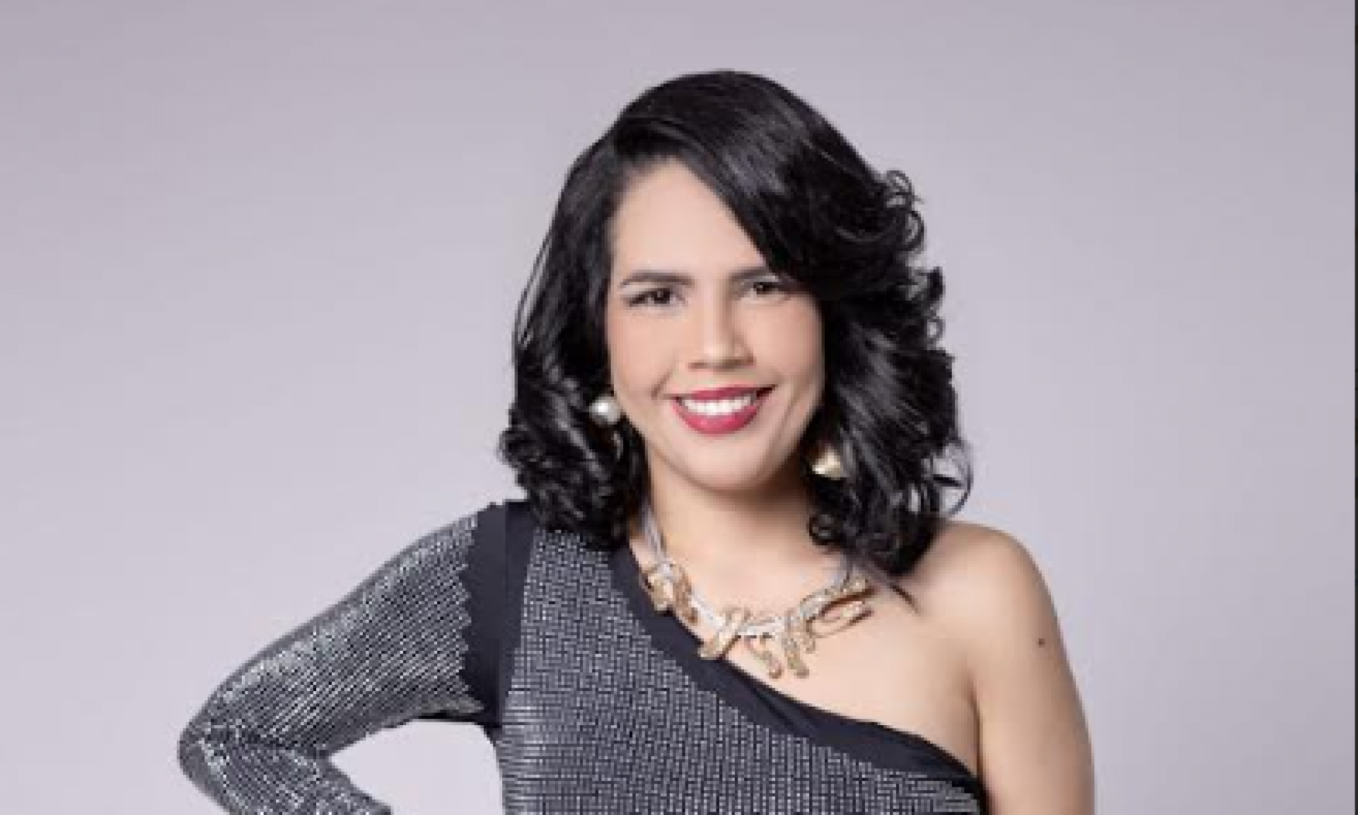 Nome em ascensão no São João de Caruaru, Maria Carmem lança clipe com novo sucesso