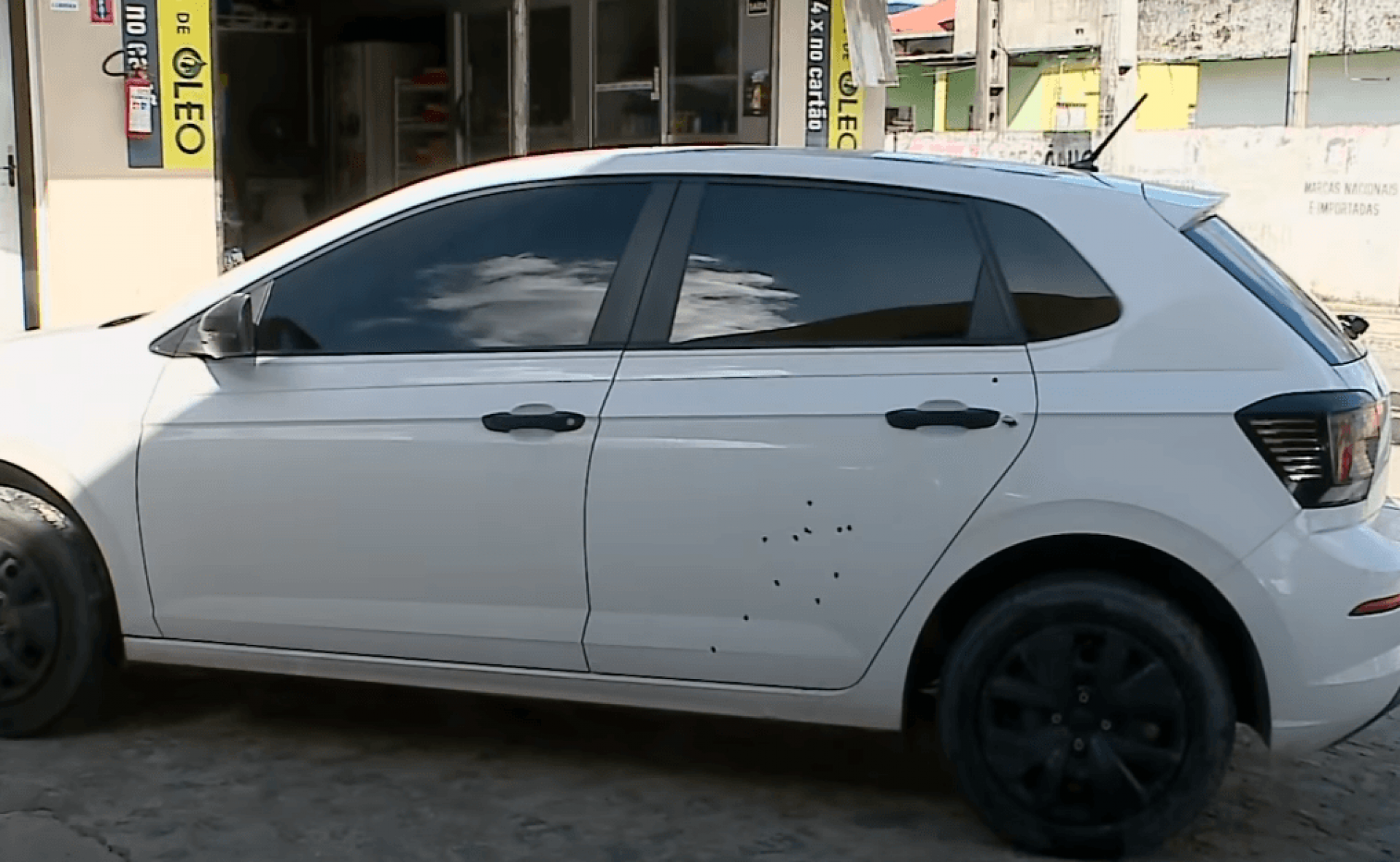 Carro tem 12 tiros só na porta traseira; na porta do passageiro foram mais 3 disparos