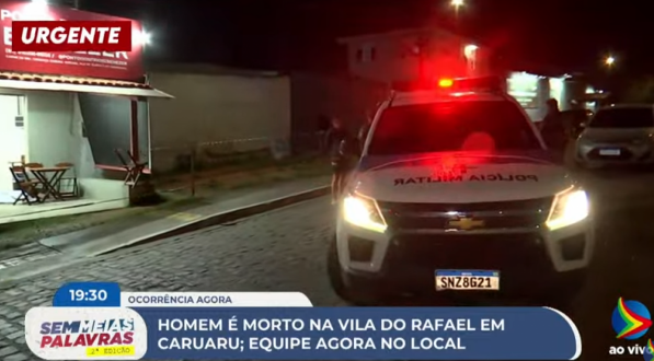 Imagem de viatura da polícia parada em frente a estabelecimento onde homem foi assassinado, na Vila do Rafael, em Caruaru