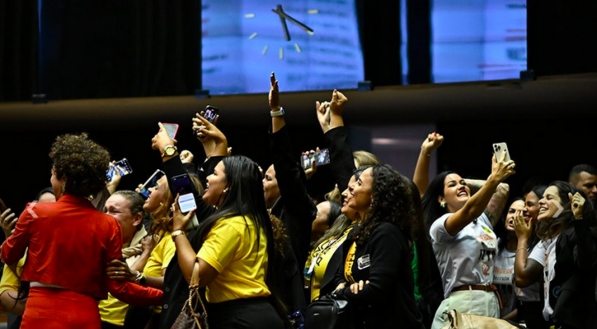 Congresso derruba veto de Lula e retoma indenização a vítimas do vírus Zika