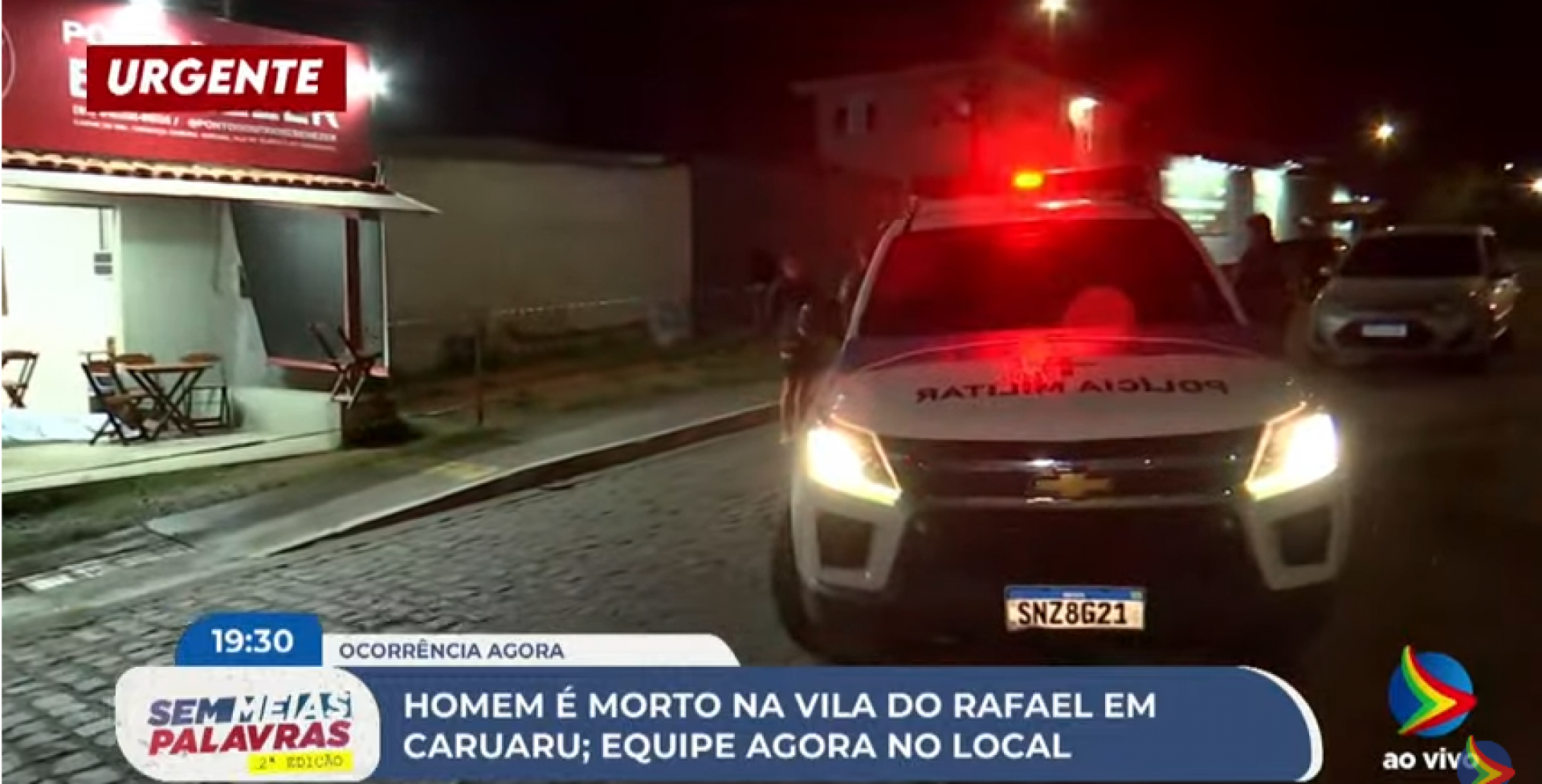 Imagem de viatura da polícia parada em frente a estabelecimento onde homem foi assassinado, na Vila do Rafael, em Caruaru